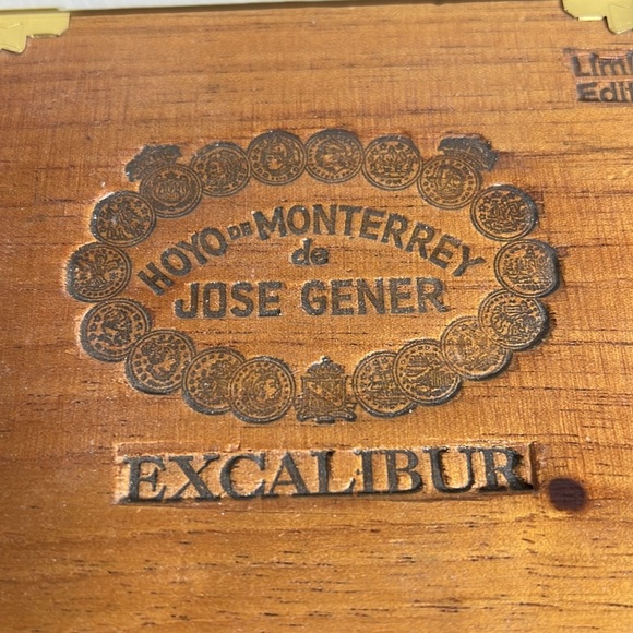 Vintage wooden cigar box purse lined with glass beaded handle and charm - Picture 4 of 15